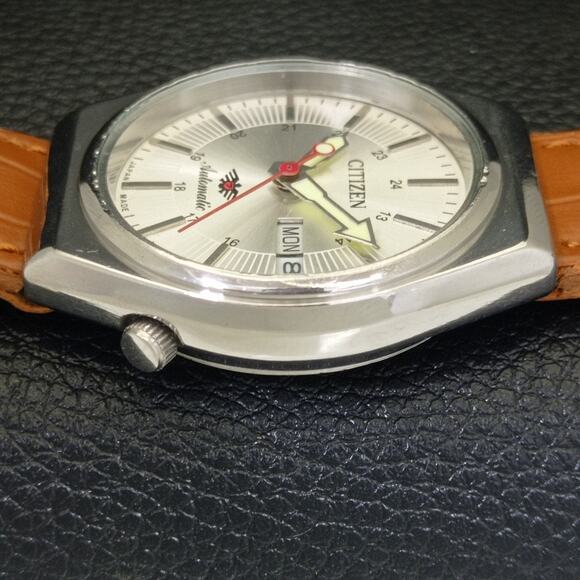 Vintage 1985 Citizen Automatic Mens Silver Watch W/daydate & Red accents - Picture 5 of 10